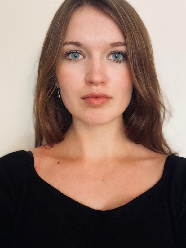  Julia Acker